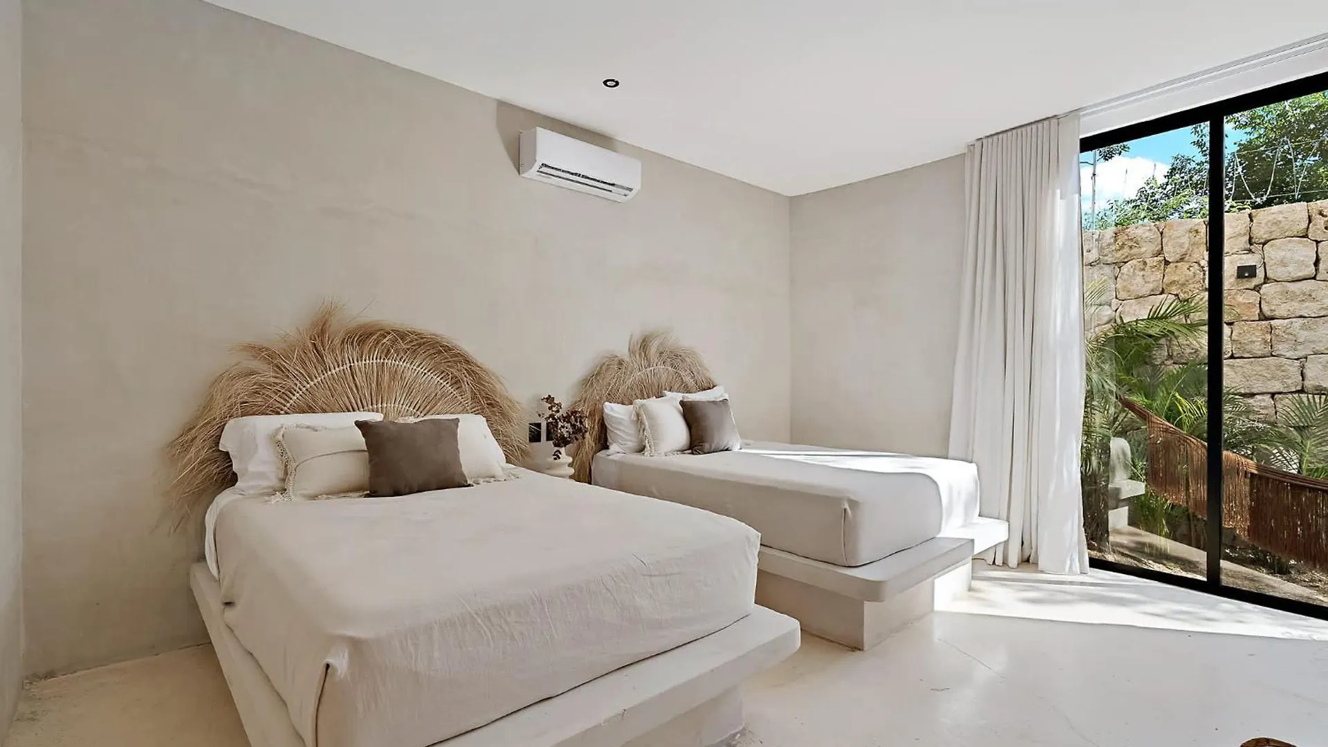 Majestic Jungle Villa With 2 Pools & Rooftop Bbq 图卢姆