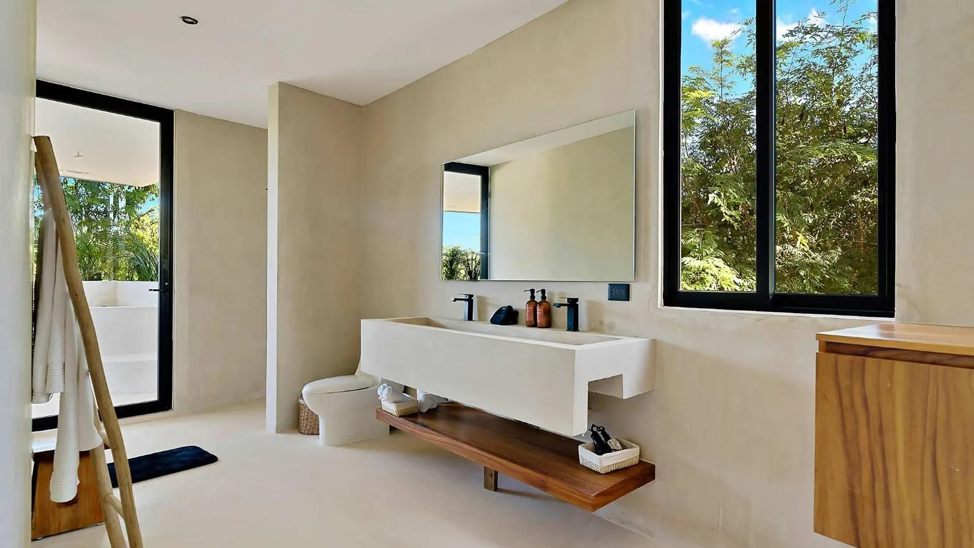 Majestic Jungle Villa With 2 Pools & Rooftop Bbq 图卢姆